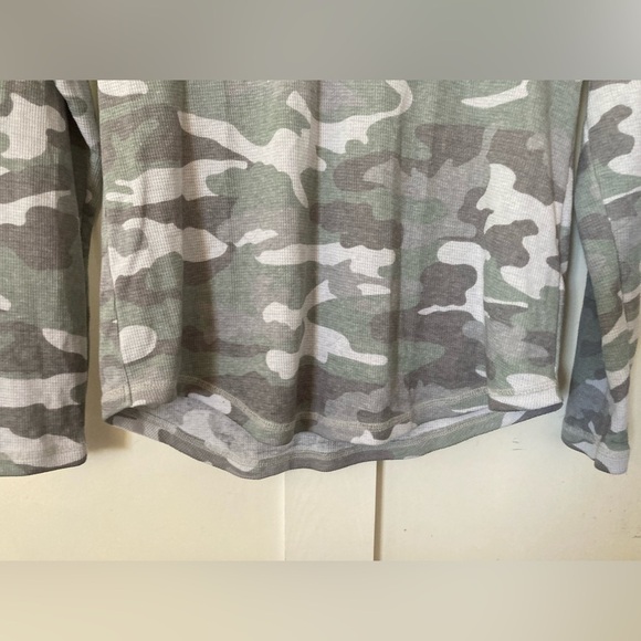 Lucky brand Large camouflage camo waffle knit thermal long sleeve blouse raw hem - Picture 8 of 10